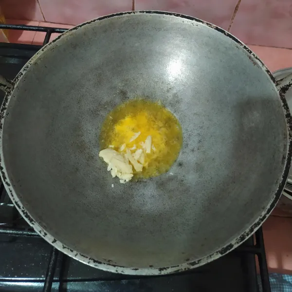 Panaskan margarin lalu tumis bawang putih hingga harum.