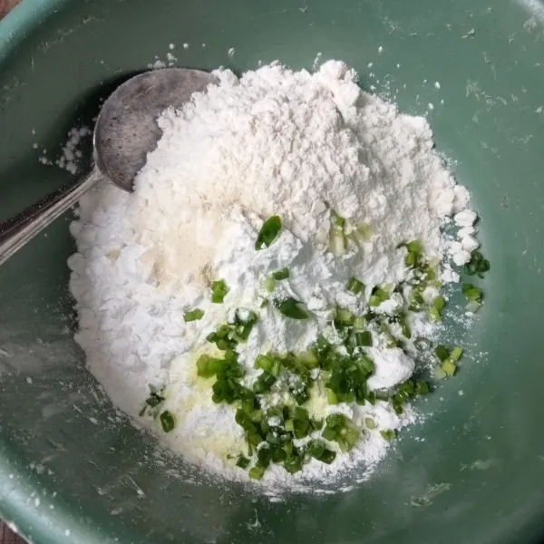 Campur tepung tapioka, terigu, daun bawang, bawang putih dan kaldu ayam bubuk.