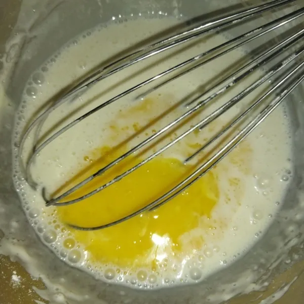 Tambahkan 1 butir telur yang sudah dikocok lepas, aduk rata.
