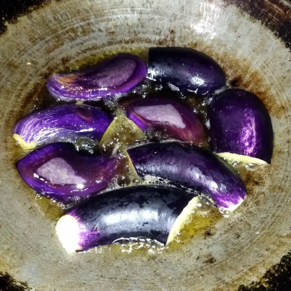 Pertama goreng dahulu terong ungu hingga berubah warna dan matang, lalu angkat.