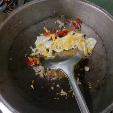 Masukkan telur, lalu aduk rata.