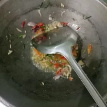 Panaskan minyak samin, tumis bumbu bawang merah, bawang putih, dan daun jeruk hingga harum.