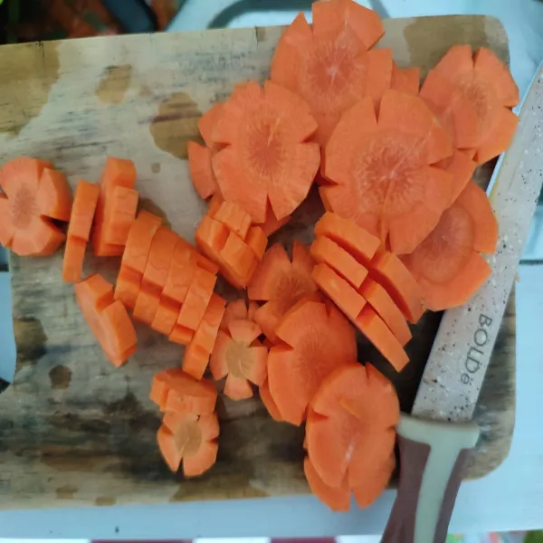 Kupas dan potong-potong wortel sesuai selera.