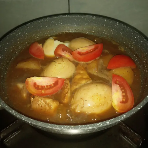 Terakhir masukkan tomat, masak sebentar saja. Cicipi rasanya dan matikan api.