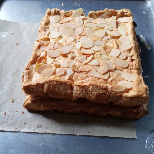 Tutup dengan pastry yang ada almondnya. Simpan di kulkas minimal selama 2 jam agar lebih nikmat saat disantap.
