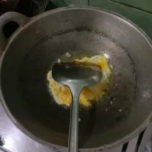 Orak-arik telur dan sisihkan.