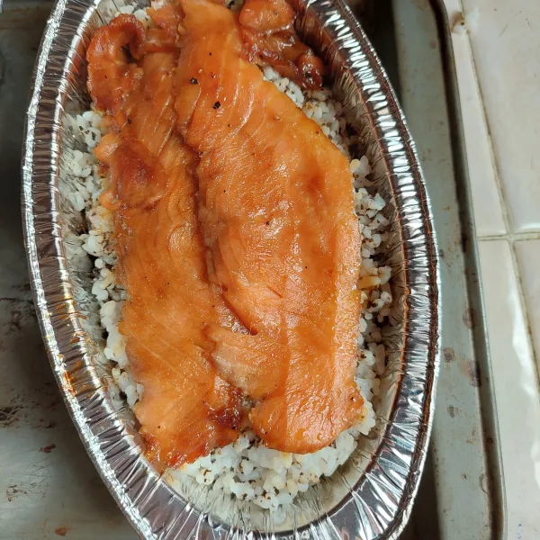 Beri salmon di atasnya, lalu panggang dengan suhu 160'C selama 8 menit (hanya setengah matang).