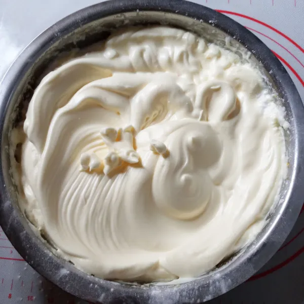 Tambahkan custard powder dan vanilla ekstrak, lalu kocok dengan kecepatan paling rendah.