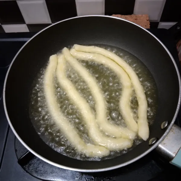 Goreng kentang sampai garing lalu tiriskan dan sajikan bersama mayonaise dan parsley bubuk.