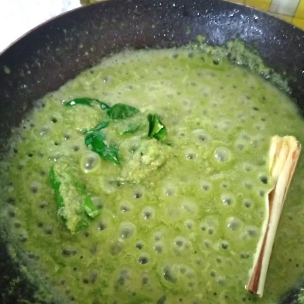 Tumis bumbu halus bersama daun jeruk dan serai.