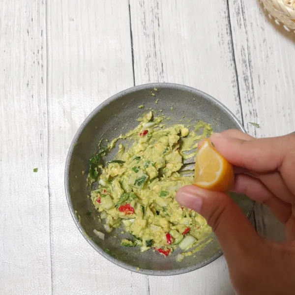 Terakhir tambahkan perasan jeruk nipis atau lemon, aduk kembali.