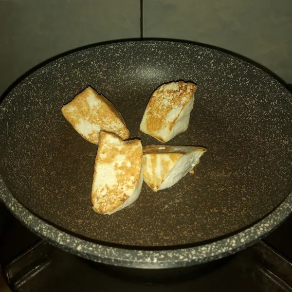 Panggang tahu hingga semua sisinya kecokelatan, lalu sisihkan.