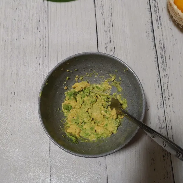 Haluskan alpukat menggunakan garpu.