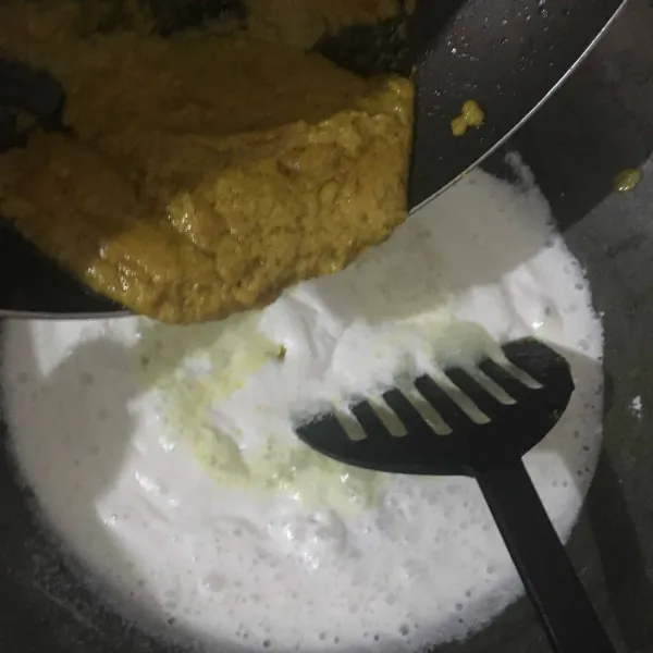 Masukkan bumbu halus yang sudah ditumis, beri gula pasir, garam, penyedap rasa lalu aduk hingga tercampur merata.