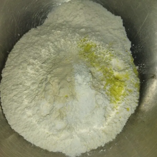 Untuk tepung pelapis, siapkan wadah, masukkan tepung terigu, bawang putih bubuk, garam dan kaldu bubuk, aduk rata.
