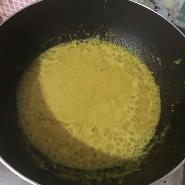 Blender bumbu halus kemudian tumis dengan sedikit minyak hingga bumbu benar-benar matang.