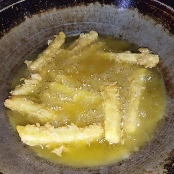 Goreng kentang hingga matang dan tepungnya nampak kekuningan, angkat lalu tiriskan.