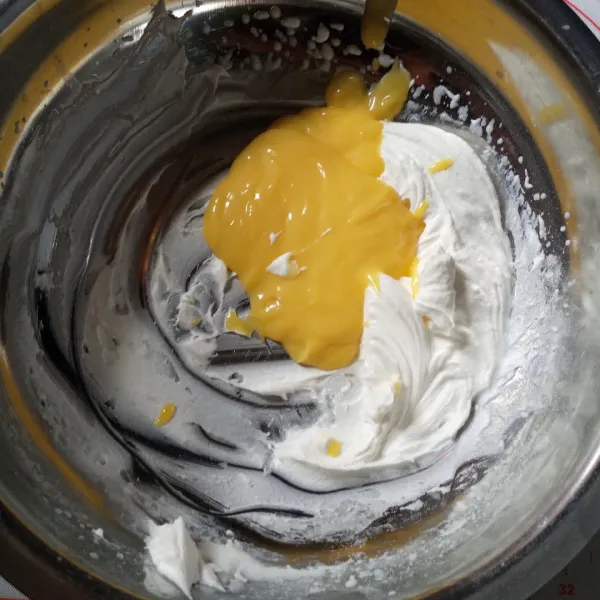 Satu bagian beri lemon curd, kocok rata kembali. Simpan whipped cream original dan cream lemon di kulkas.
