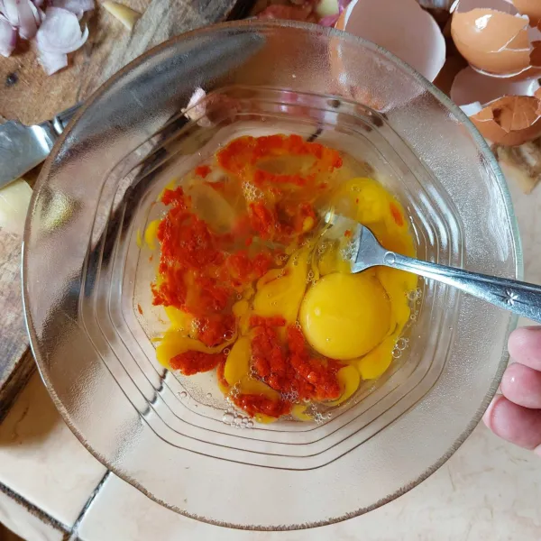 Campur telur, cabe dan garam, kocok hingga tercsmpur rata