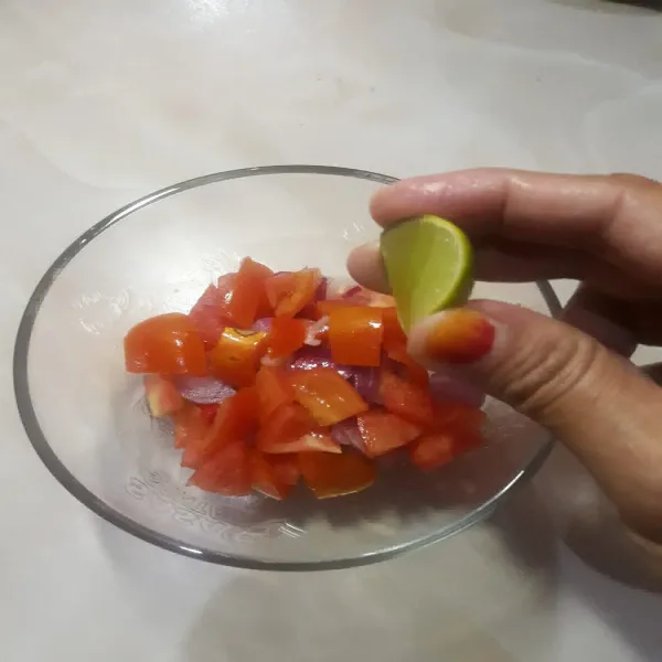Masukkan dalam wadah, tambahkan perasan air jeruk nipis.
