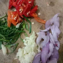 Potong tipis bawang merah, bawang putih, dan daun jeruk.