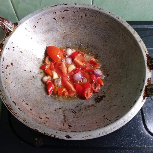 Tumis tomat, bawang merah, bawang putih, dan cabai.