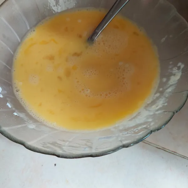 Kocok lepas telur dan campur dengan tepung maizena, aduk rata, sisihkan.