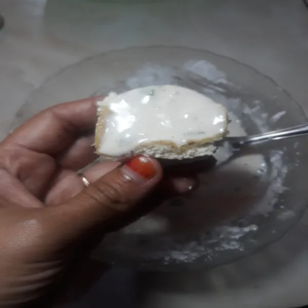 Ambil tahu lalu isi dengan adonan aci, lakukan sampai selesai.