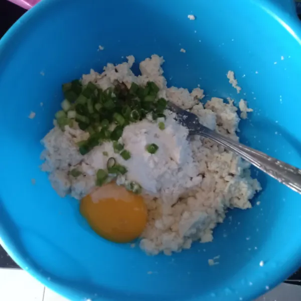 Campur tahu dengan tepung, telur, bawang putih, garam, daun bawang, dan soda kue.