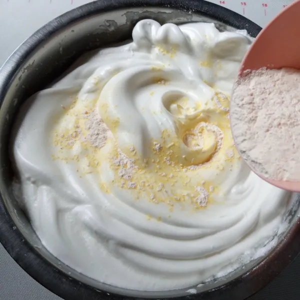 Buat Pastry : menggunakan mixer kocok putih telur dan cream of tar tar sampai berbuih banyak. Tuang gula pasir bertahap sambil terus dikocok sampai softpeak.