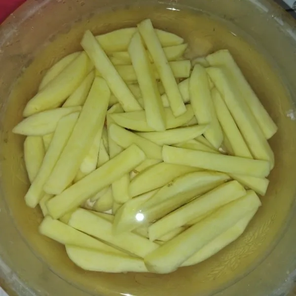 Siapkan kentang yang sudah dipotong-potong.