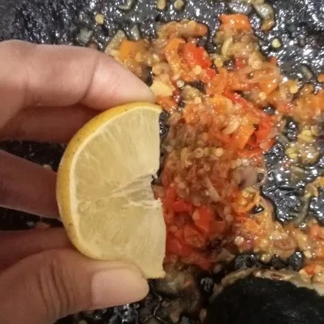 Kemudian tambahkan air lemon/jeruk limau.