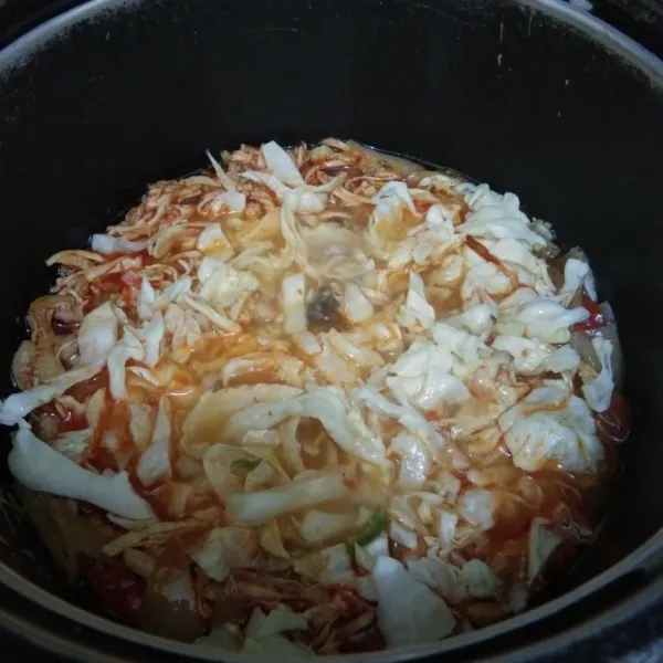 Masukkan ayam suwir pedas dan irisan kol, beri garam, kaldu jamur, dan saus sambal sesuai selera.