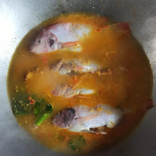 Masukkan ikan nila dan tambah air secukupnya.