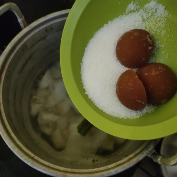 Masukkan gula merah, gula pasir, dan garam. Masak hingga singkong empuk.