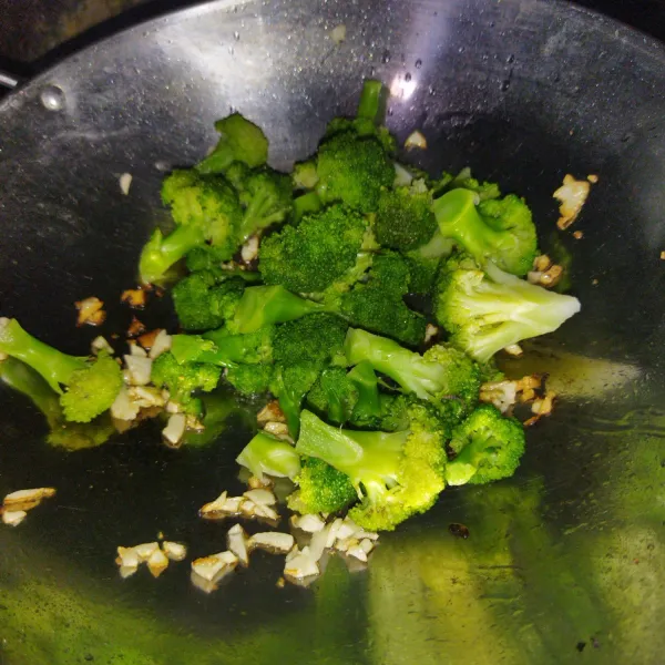 Membuat tumis sayurannya dulu, saya buat brokoli yang dibumbui bawang putih. Angkat dan sisihkan.
