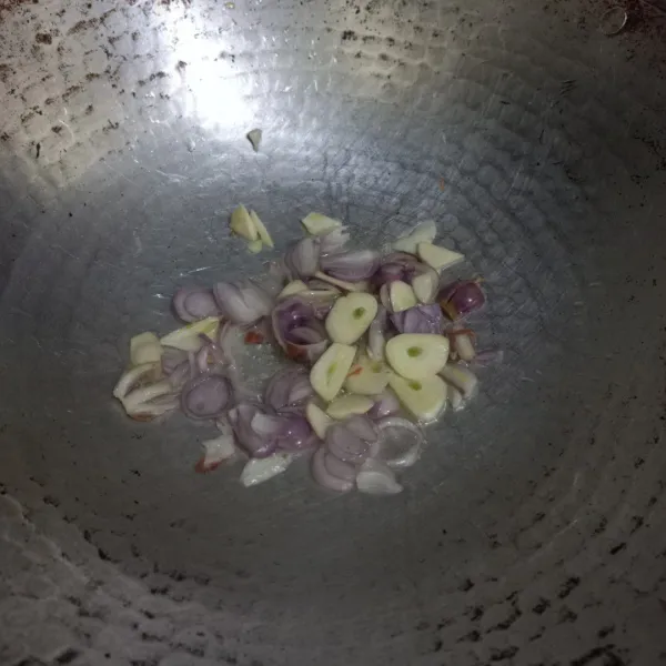 Tumis irisan bawang putih dan bawang merah hingga harum dengan minyak secukupnya.
