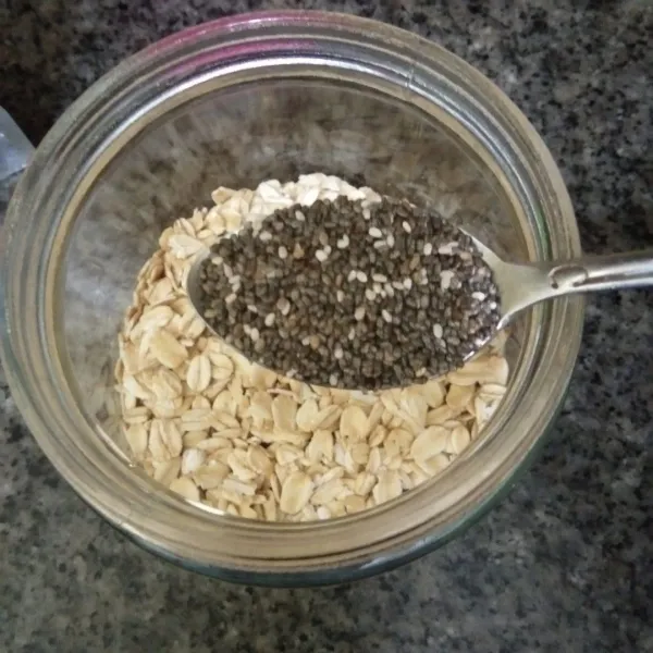 Siapkan jar, tuang rolled oats dan biji chia seeds.