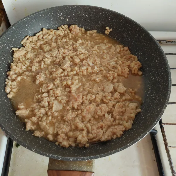 Masak daging cincang dengan larutan bumbu.