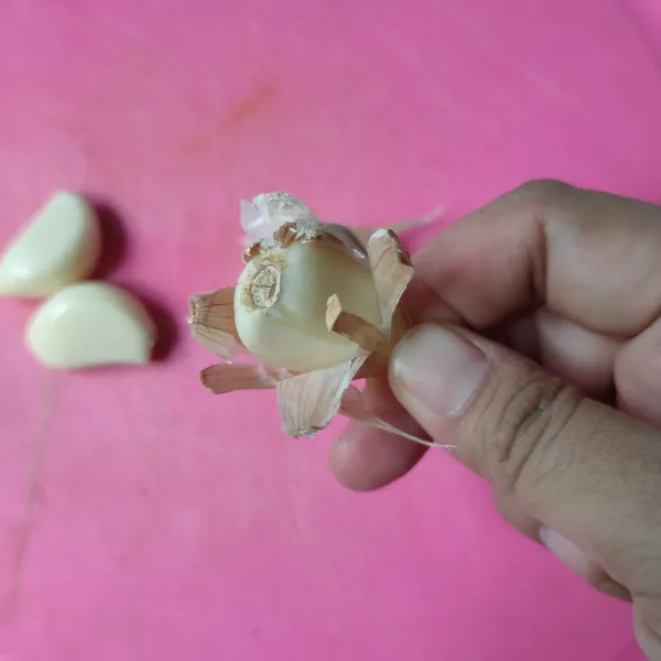 Lepaskan kulit bawang putih dengan cara menariknya menggunakan tangan, bawang putih siap digunakan.