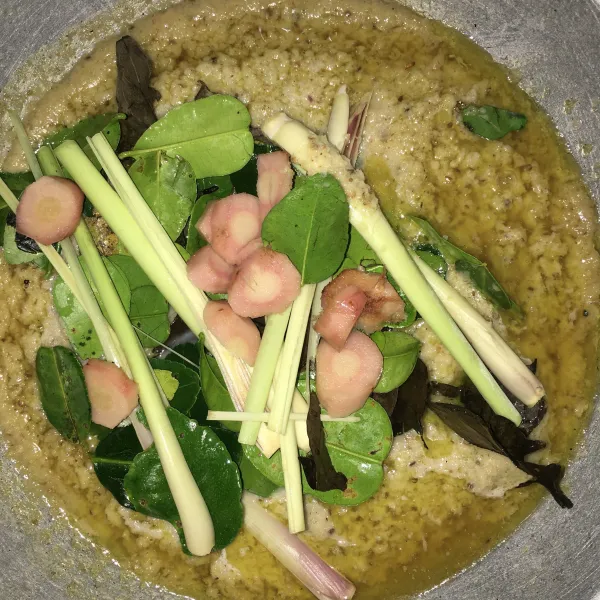 Tumis bumbu halus, serai, daun salam, daun jeruk dan lengkuas sampai matang.