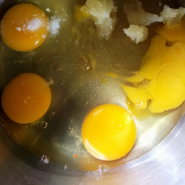 Siapkan wadah, masukkan telur, gula pasir, dan SP. Kemudian mixer hingga mengembang dan putih berjejak.