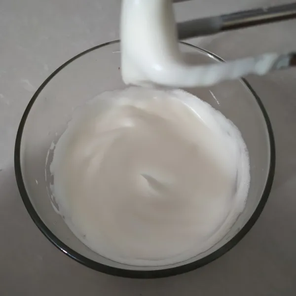 Mixer semua bahan lapisan putih telur hingga putih kaku.