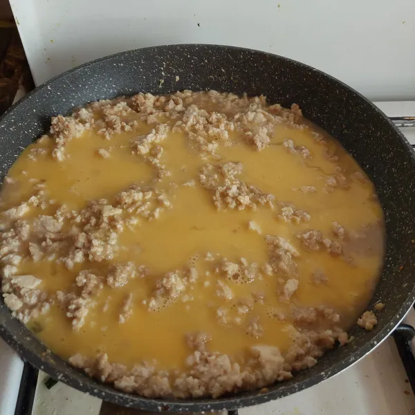 Campurkan dengan telur kocok dan tepung maizena, kemudian masak hingga matang.
