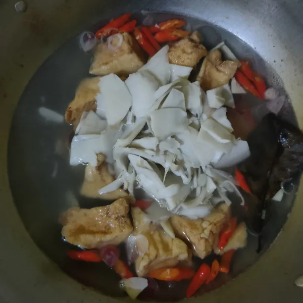 Masukkan rebung, masak hingga empuk.