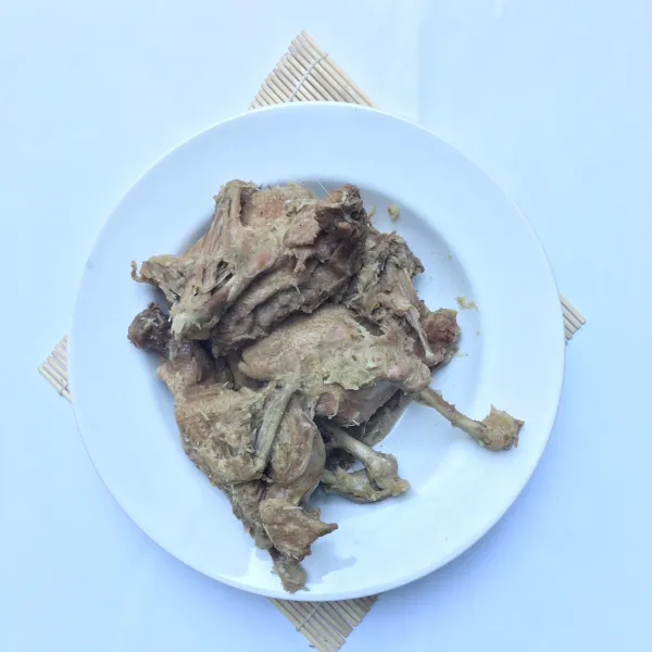 Angkat dan sajikan.
Bebek ungkep serundeng siap digoreng beserta kelapanya, atau diolah menjadi bebek bakar, bebek bumbu rujak dan lainnya.