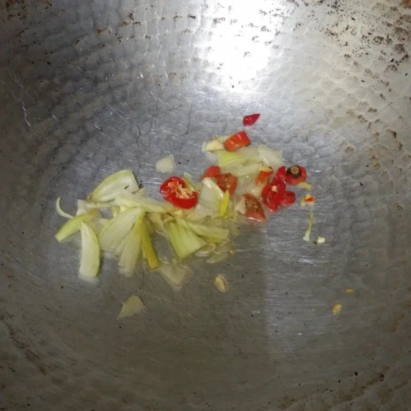 Tumis bawang putih, bawang bombay, dan cabai rawit hingga harum, lalu sisihkan.