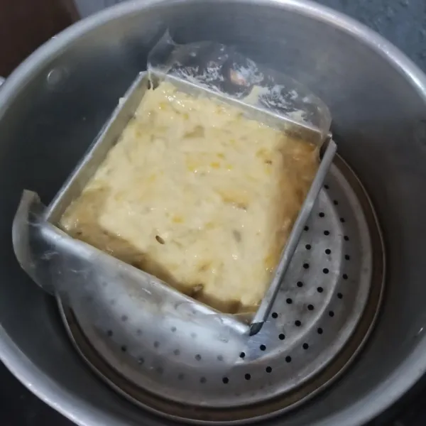 Masukkan dalam loyang yang sudah di olesi margarin dan diberi plastik. Kukus hingga matang.