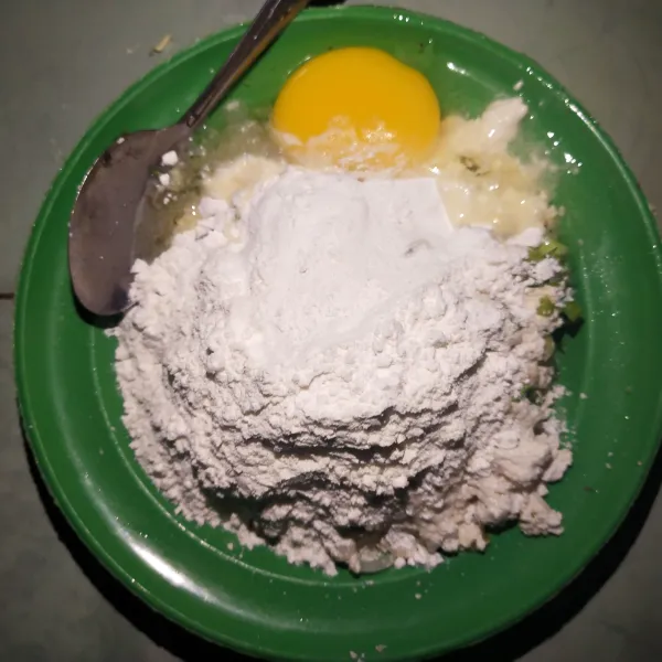 Tambahkan telur, garam, penyedap rasa, merica bubuk, dan tepung terigu, lalu aduk sampai rata.