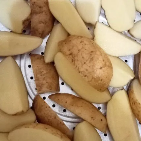Cuci bersih kentang, kemudian potong-potong. Setelah itu kukus hingga kentang setengah matang dan angkat.